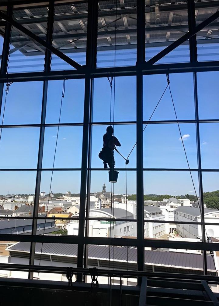 Nettoyage des vitres en haut Angers